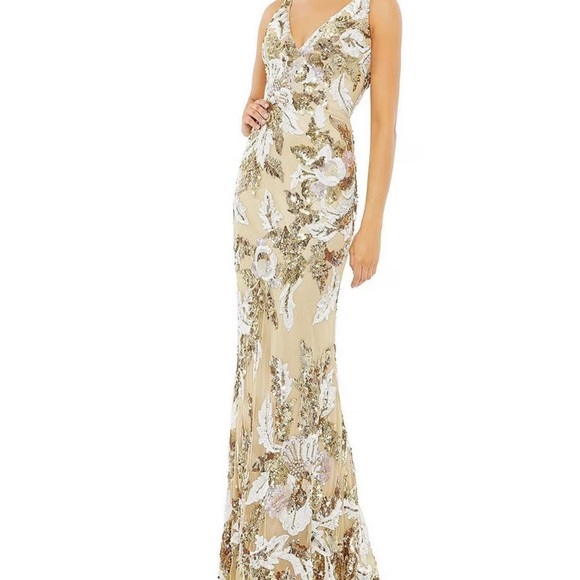 Macduggal heavily beaded/sequined formal gown. - Picture 5 of 7